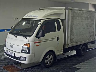 HYUNDAI PORTER II BUILT-IN BOX TRUCK SUPER CAB