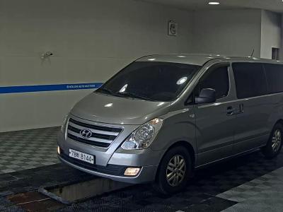 HYUNDAI GRAND STAREX 11-SEATER DIESEL MODERN