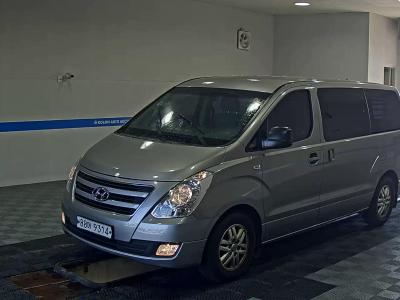 HYUNDAI GRAND STAREX 5-SEATER DIESEL VAN SMART