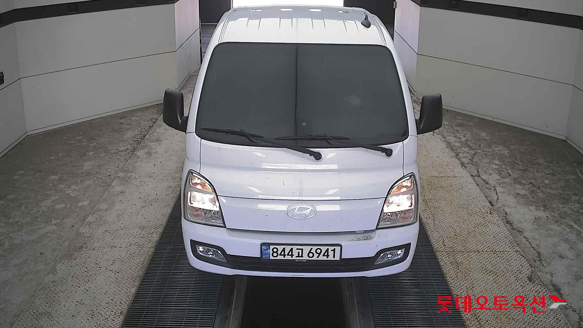 Hyundai PORTER (L)2.5T 1.0-Ton Extra Long Wheelbase Super Cab Smart 2WD MT Manual