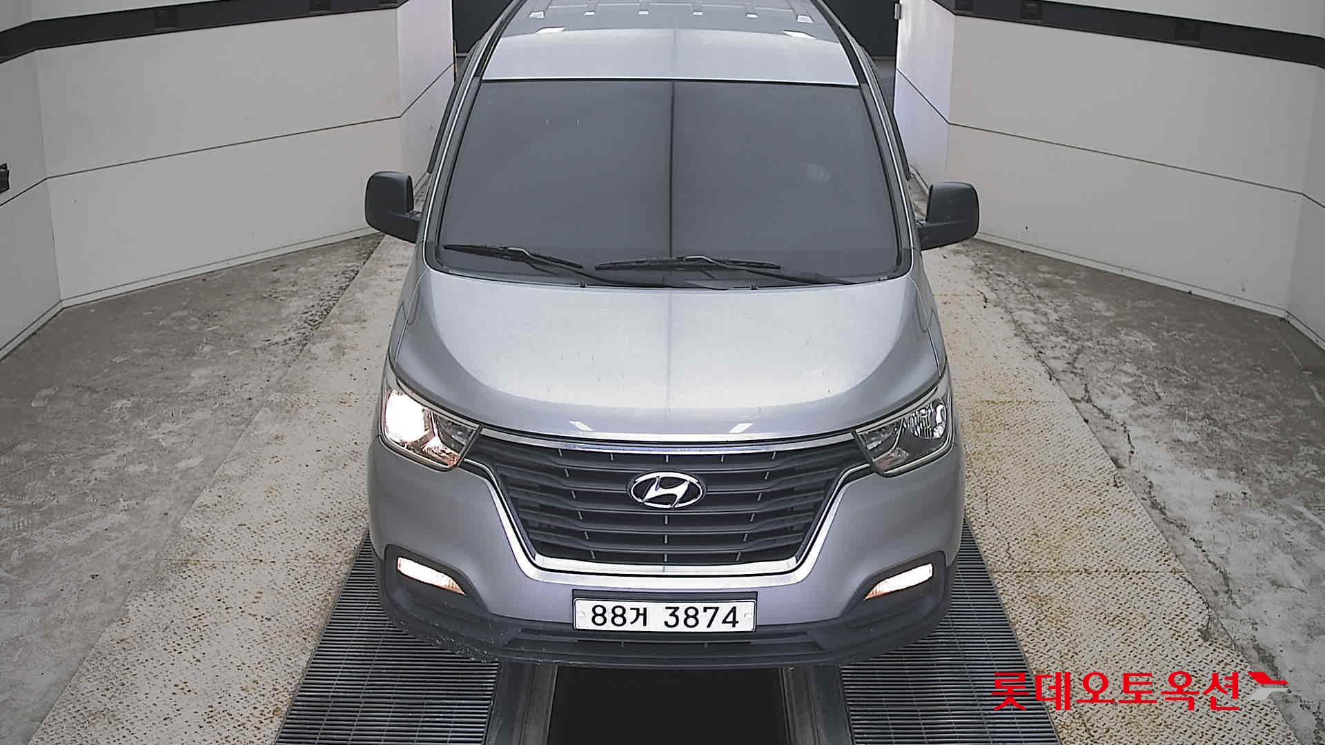 Hyundai THE NEW GRAND STAREX(D)2.5 Van Style 5-Seater