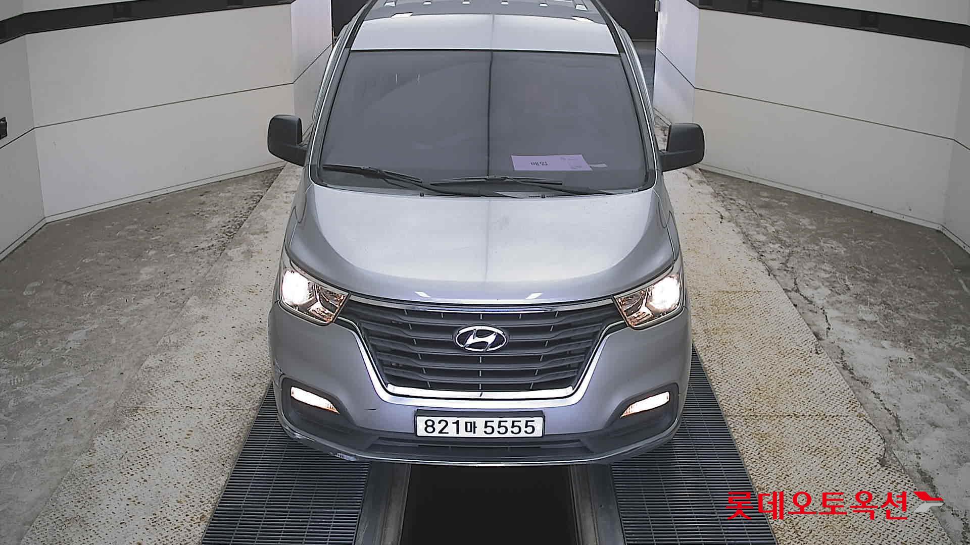Hyundai THE NEW GRAND STAREX(D)2.5 Van Smart 5-Seater